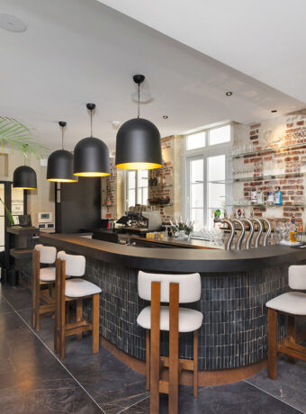 Blick auf die Bar vom Aufenthaltsraum aus, ideal für gesellige Momente