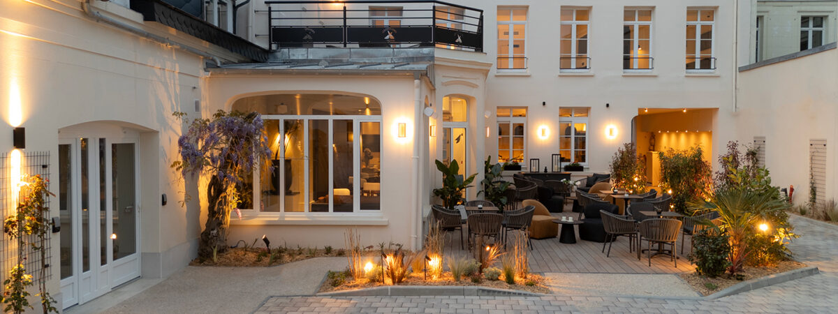 Terrasse extérieure du bar à l’Hôtel Les Coulisses du Théâtre, Saint-Quentin – espace détente convivial et ensoleillé pour apéritif ou pause gourmande