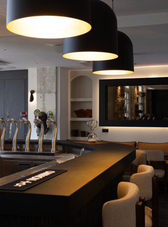 Elegante Bar im Hôtel Les Coulisses du Théâtre in Saint-Quentin, ein geselliger Ort für Ihre Aperitifs