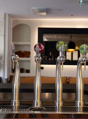 Bierzapfanlage an der Bar, frische Getränke in geselliger Atmosphäre