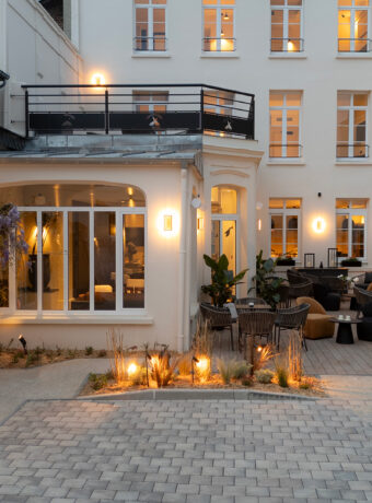 Terrasse extérieure du bar de l'hôtel