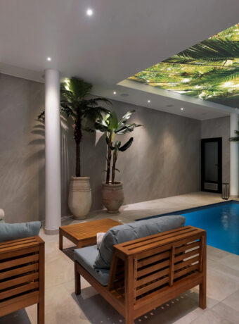 Moment de détente à la piscine intérieure chauffée