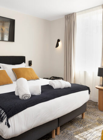 32 air-conditioned rooms with elegant comfort in a refined setting