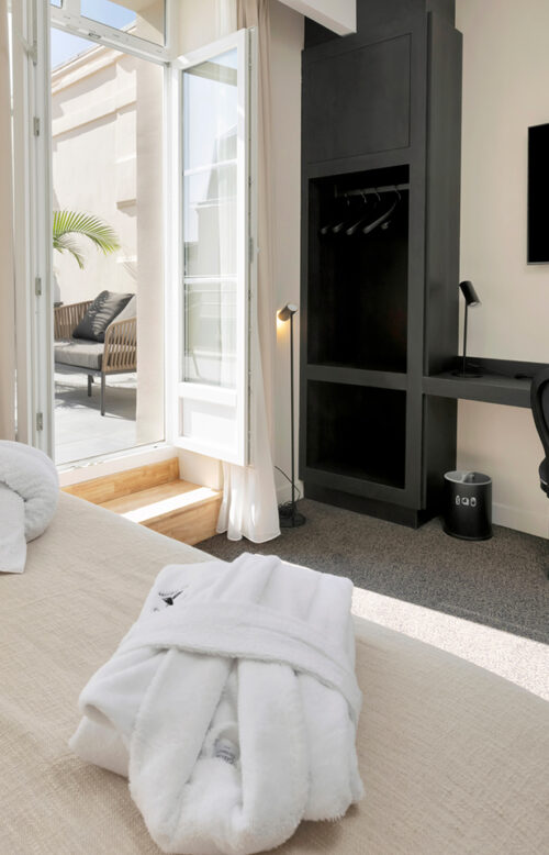 Das Rooftop-Zimmer – Schreibtischecke, Arbeitsbereich und Zugang zur Terrasse