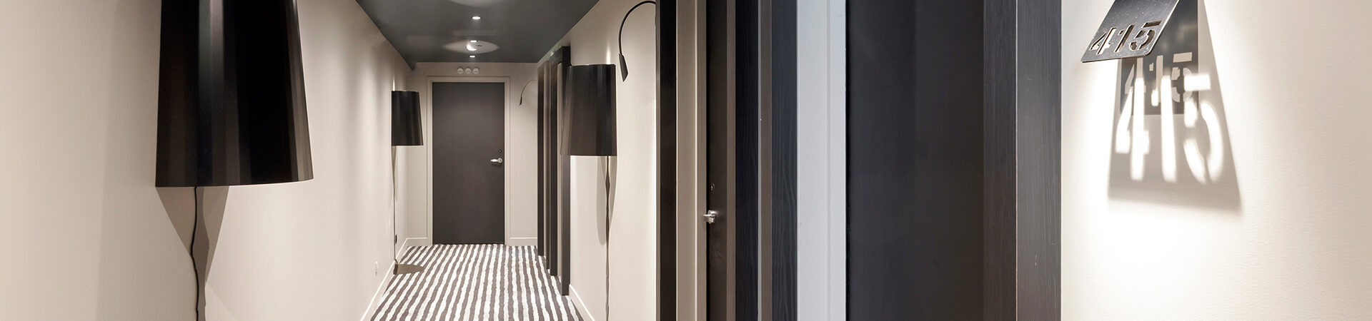 Accès aux chambres par une cage d’escalier raffinée à l’Hôtel Les Coulisses du Théâtre, idéale pour les séjours en day use à Saint-Quentin