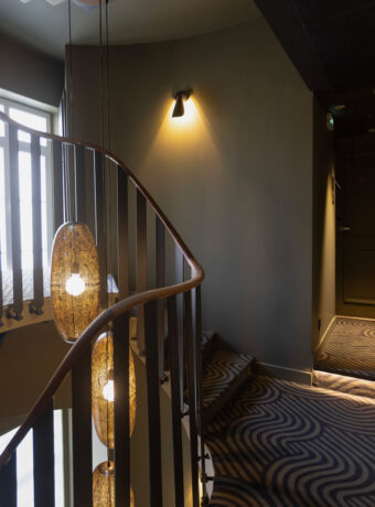 Access to the rooms via a refined staircase at Hôtel Les Coulisses du Théâtre, ideal for day-use stays in Saint-Quentin