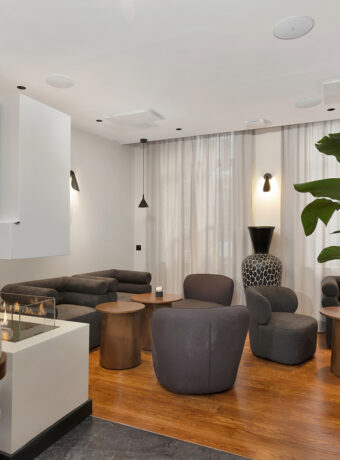 Cosy atmosphere around the fireplace between the bar and restaurant at Hôtel Les Coulisses du Théâtre in Saint-Quentin, the perfect place to relax