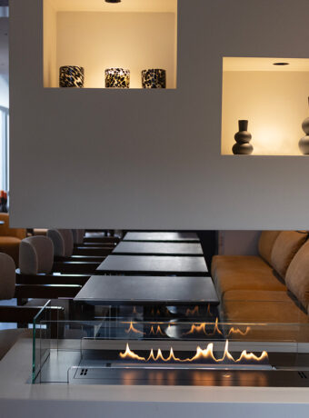 Cosy space with a fireplace at Hôtel Les Coulisses du Théâtre in Saint-Quentin, creating a convivial and refined atmosphere