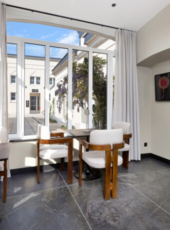 Vue sur la cour intérieure depuis la salle du petit-déjeuner