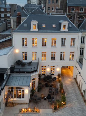 Luftaufnahme der Hotelfassade