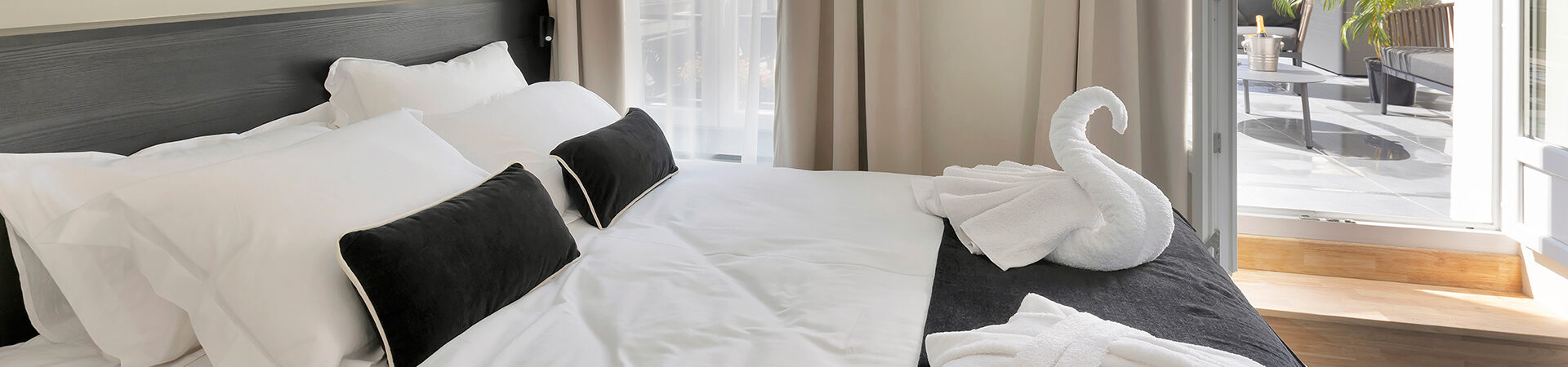 Hôtel Les Coulisses du Théâtre welcomes you to its 32 air-conditioned rooms offering elegant comfort in a refined setting, with high-speed WiFi access in all rooms