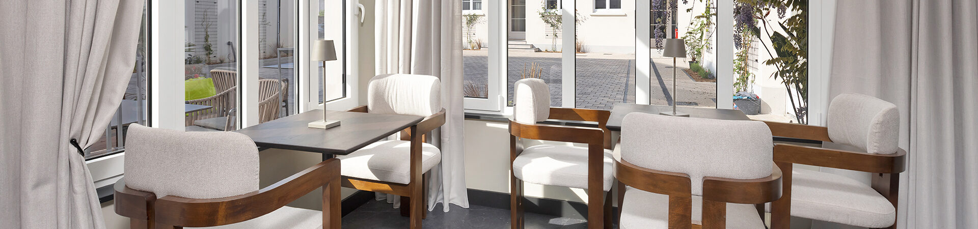 Heller und großzügiger Restaurantbereich im Hôtel Les Coulisses du Théâtre in Saint-Quentin, ideal für einen gelungenen Start in den Tag