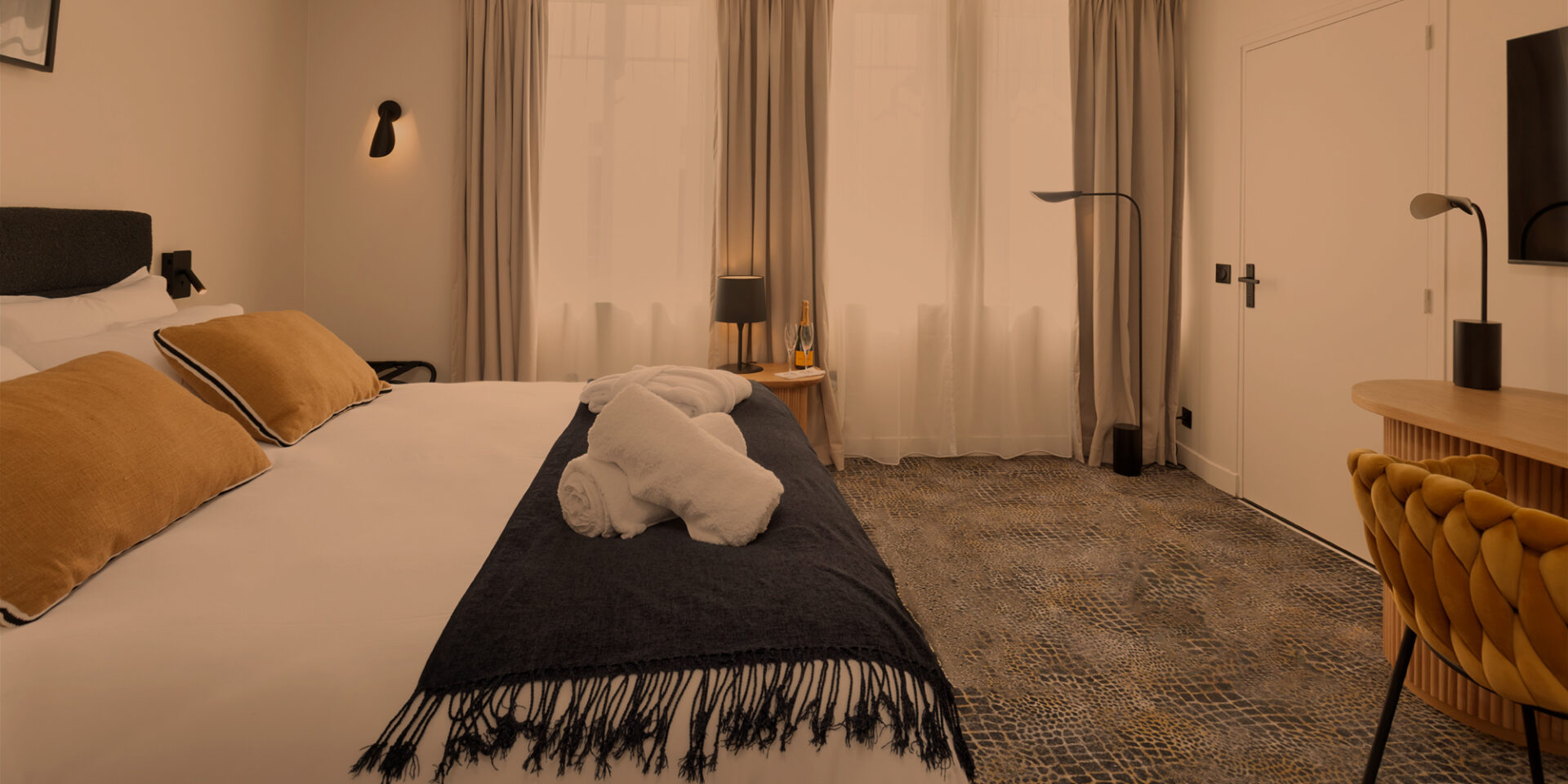 Das Hôtel Les Coulisses du Théâtre heißt Sie in seinen 32 klimatisierten Zimmern mit elegantem Komfort und stilvollem Ambiente willkommen, mit Highspeed-WLAN in allen Zimmern