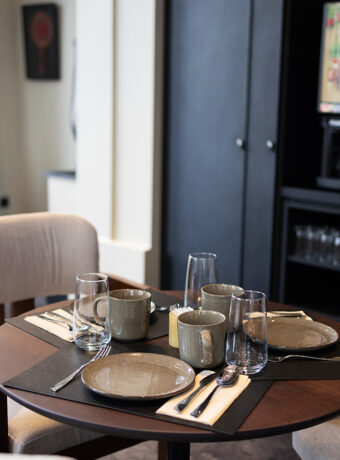 Gourmet-Frühstück am Tisch serviert im Hôtel Les Coulisses du Théâtre in Saint-Quentin, mit Gebäck, hausgemachten Konfitüren und heißen Getränken