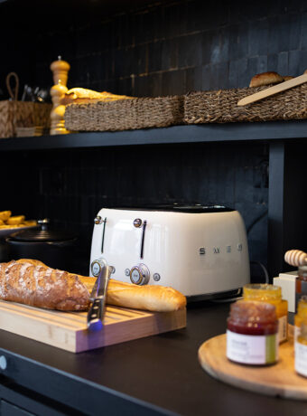 Knuspriges Toastbrot und hausgemachte Konfitüre, serviert im Hôtel Les Coulisses du Théâtre in Saint-Quentin für ein Gourmet-Frühstück