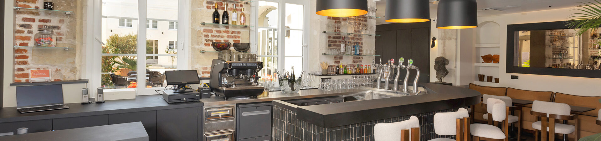 Détendez-vous au bar de l’Hôtel Les Coulisses du Théâtre à Saint-Quentin : terrasse extérieure, ambiance cosy et cadre chaleureux. Accompagnez d'un verre ou d’un encas gourmand