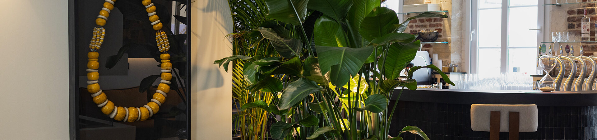 Elegant and refined bar area at Hôtel Les Coulisses du Théâtre in Saint-Quentin, the perfect place to relax with a cocktail, a beer, or a glass of wine