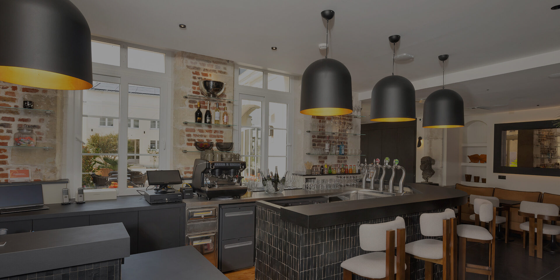 At the hotel bar, we serve you a hot drink, a refined cocktail, or a glass of wine