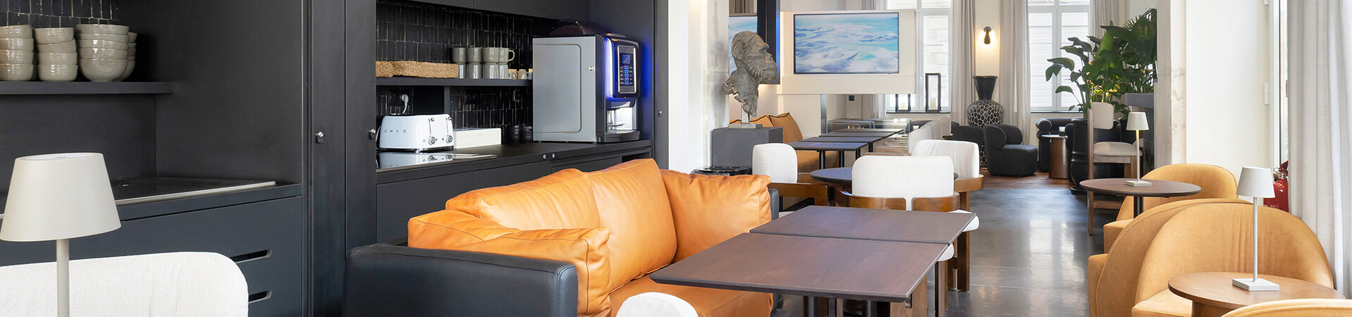 Espace petit-déjeuner lumineux et spacieux à l’Hôtel Les Coulisses du Théâtre à Saint-Quentin, idéal pour commencer la journée