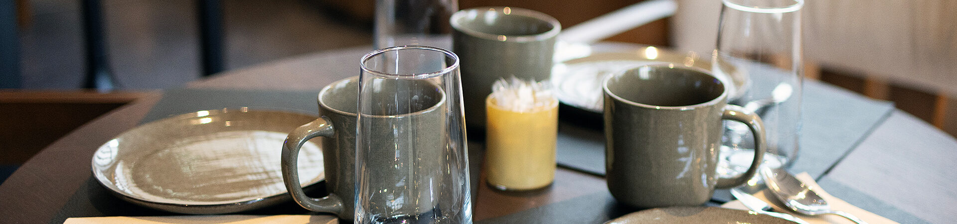 Petit-déjeuner gourmand servi à table à l’Hôtel Les Coulisses du Théâtre à Saint-Quentin, viennoiseries, confitures artisanales et boissons chaudes