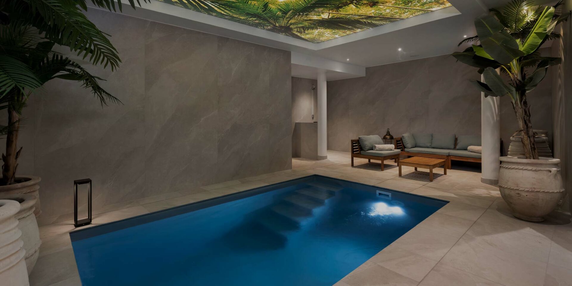 Heated pool available at the Hôtel Les Coulisses du Théâtre in Saint-Quentin, part of our premium wellness services