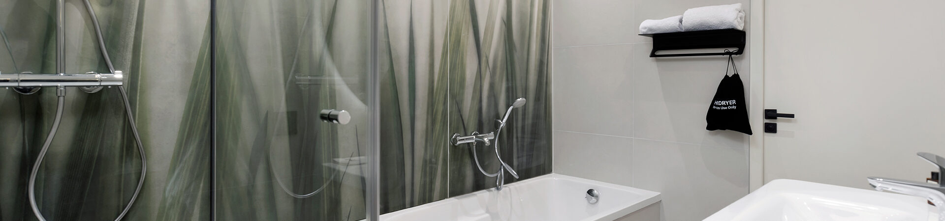 Badezimmer der Suite mit Dusche und Badewanne