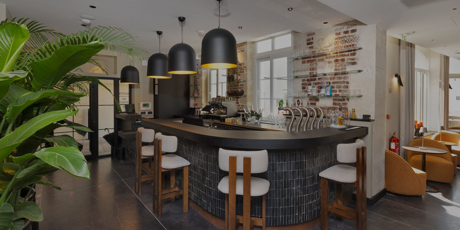 Relax at the bar of Hôtel Les Coulisses du Théâtre in Saint-Quentin: outdoor terrace, cosy atmosphere, and warm setting. Enjoy a drink or a gourmet snack