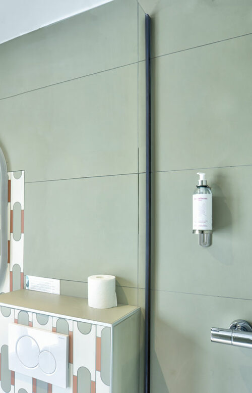 Enjoy a relaxing moment in a bathroom designed for your well-being