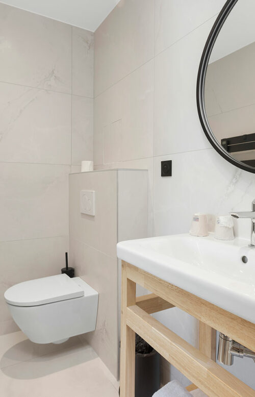 Une salle de bains contemporaine, ouverte sur le calme du patio