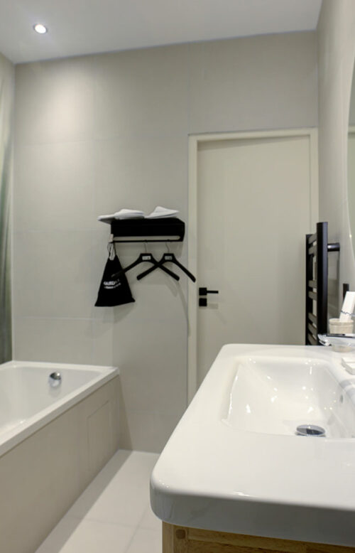 Détente absolue dans cette salle de bains spacieuse aux lignes élégantes