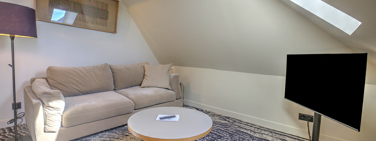Wohnzimmer mit Schlafsofa und Essbereich in einer 55 m² großen Wohnung in Saint-Quentin