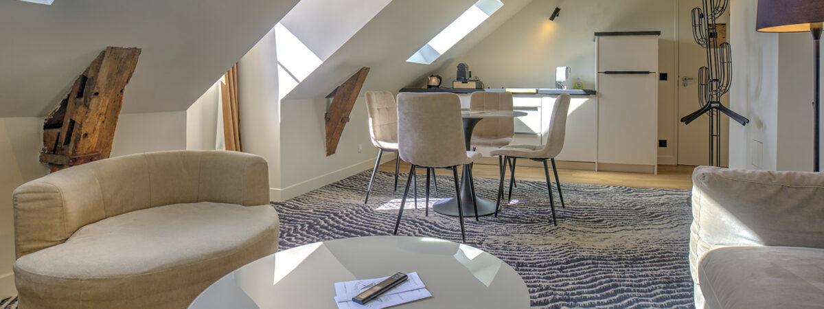 Heller Wohnbereich mit Essecke in einem 3-Sterne-Hotelapartment