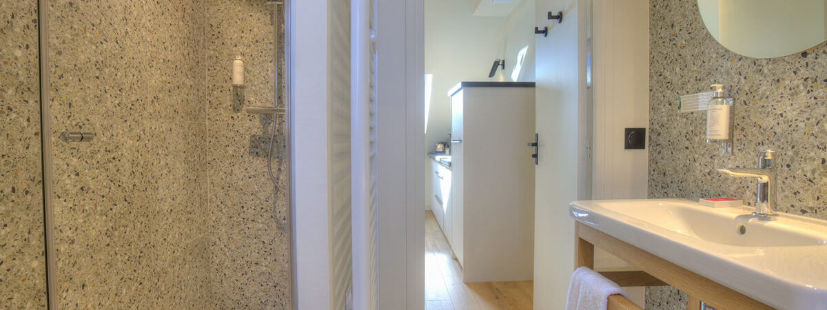 Apartment with separate bedroom and bathroom with shower in Saint-Quentin