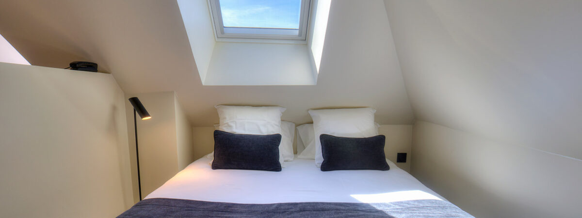 Studio-Apartment mit einem 160 cm breiten Doppelbett und Wohnbereich im Stadtzentrum von Saint-Quentin