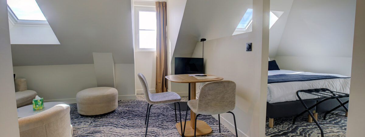 Studio-Apartment mit Wohn- und Essbereich in einem Hotel in Saint-Quentin