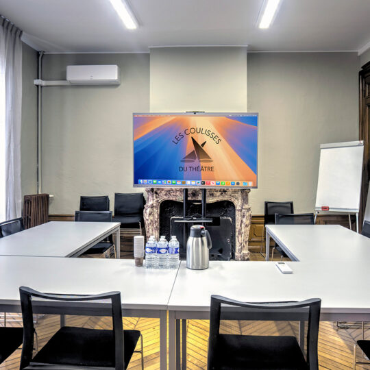 Salle de réunion professionnelle avec paperboard et écran 75 pouces