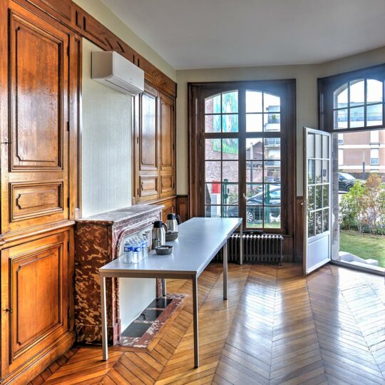 Conference room setup for training or seminars in Saint-Quentin