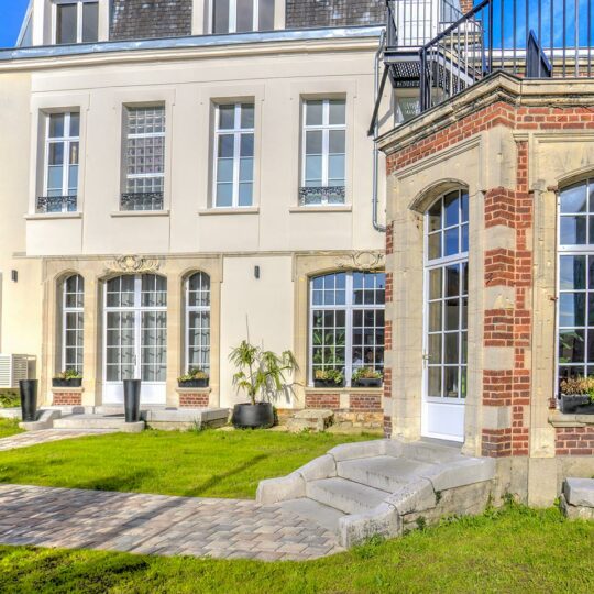 Espace événementiel avec accès PMR et ouverture sur extérieur