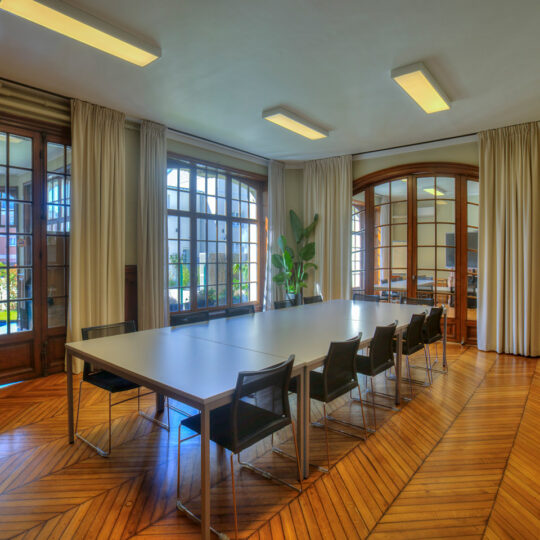 Espace séminaire lumineux avec disposition en réunion dans hôtel à Saint-Quentin