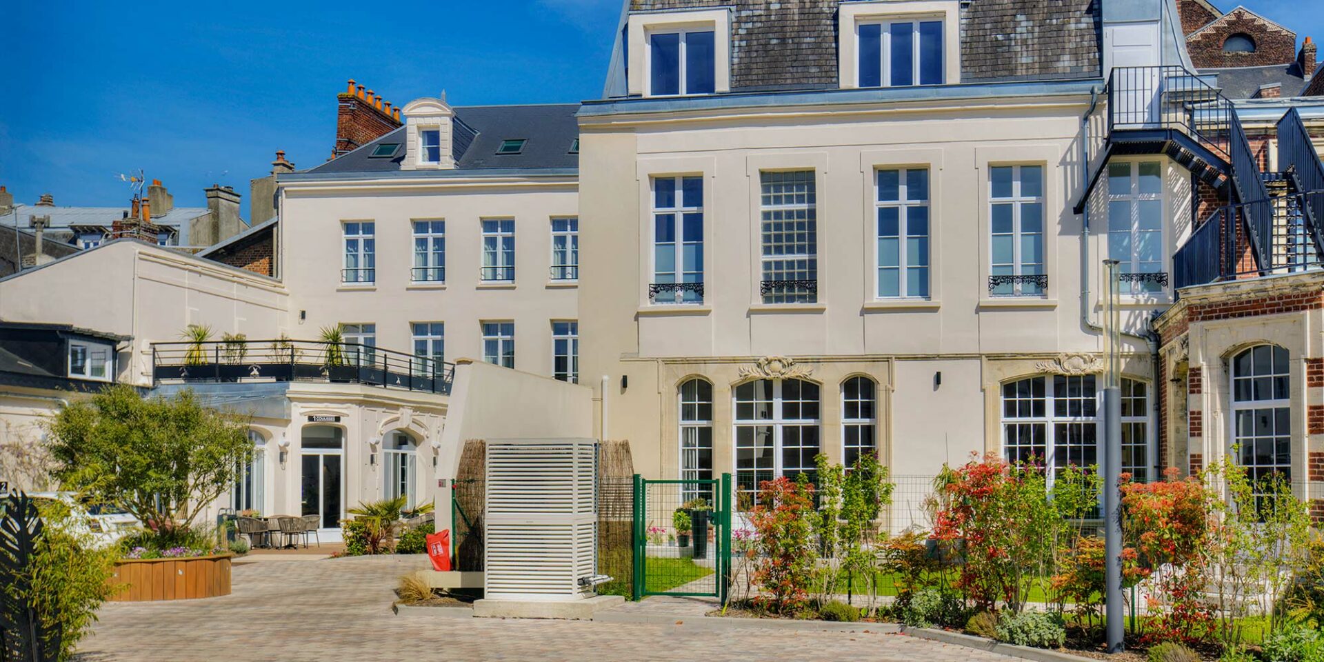 Salle de séminaire modulable à Saint-Quentin avec équipements complets, restauration et hébergement sur place